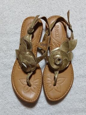 Born Metallic Gold Floral Leather Thong Sandals Size 8